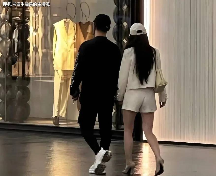 20岁汪峰女儿小苹果官宣恋情，汪峰章子怡葛荟婕都沉默了