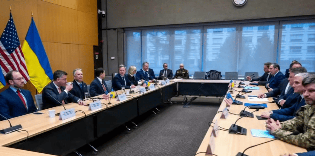 特朗普刚和泽连斯基谈妥，基辅就被炸成一片火海，俄罗斯高官否认和谈