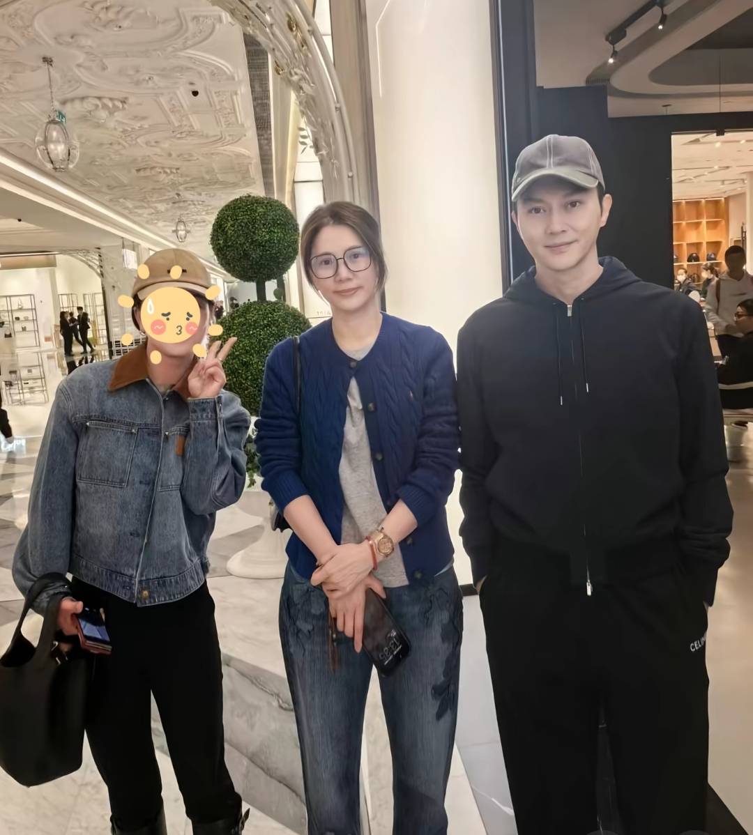袁咏仪张智霖澳门酒店偶遇,夫妻冻龄54岁像30,女方戴金表好大气