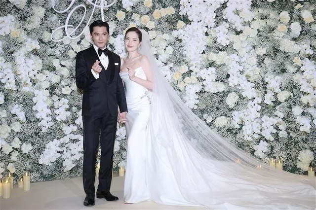 邱泽许玮甯婚礼现场曝光!嘉宾超430人,婚戒细节全曝光好有意义