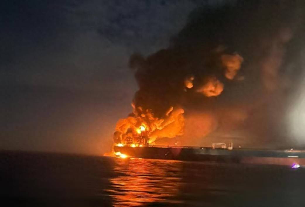 俄罗斯2艘巨轮从中东返航，刚过北约防线突然被命中：整夜大爆炸