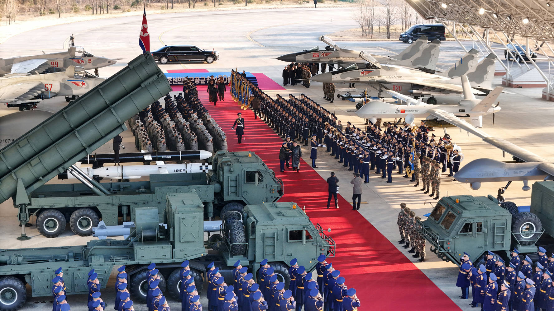 12岁朝鲜第一千金出席纪念活动！穿收腰皮风衣太帅，个子赶上老爸