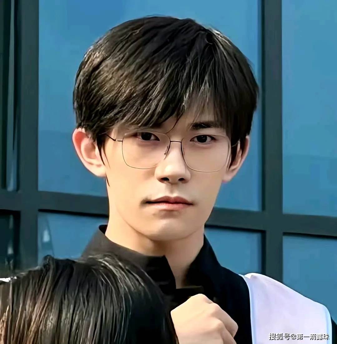 中戏75周年校庆：佟丽娅表白母校，靳东妥妥C位，易烊千玺补办毕业典礼