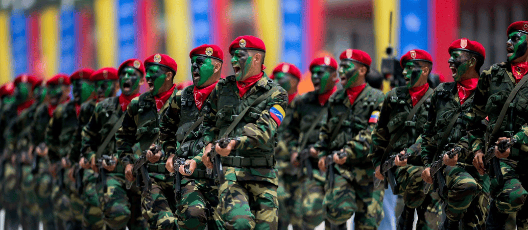 美国又翻车了？特朗普刚把委内瑞拉设为禁飞区，美军AV-8B就冲出跑道！