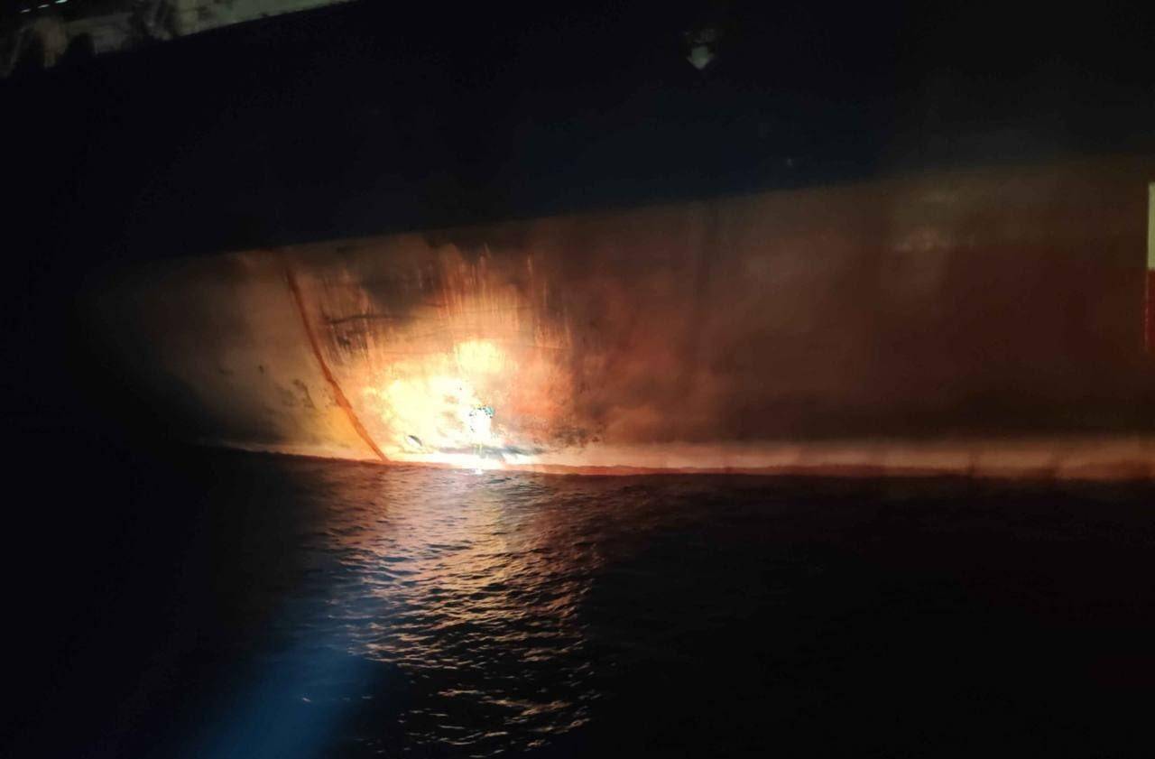 乌克兰得意忘形，黑海三声巨响，自爆艇突袭得手，炸掉美国资产？