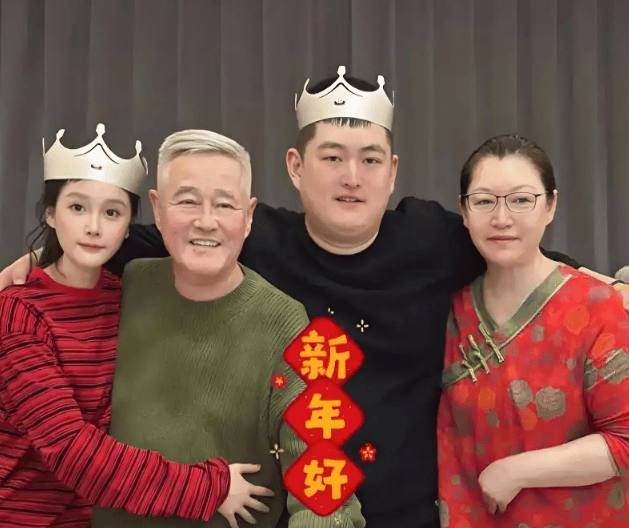 考古 | 赵本山妻子罕见公开现身，气质优雅五官美艳，俩人爱情太感人！