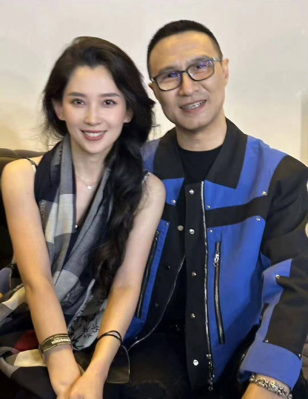 森林北疑现身汪峰天津演唱会，坐在V1区，没跟男友嗨却在刷手机