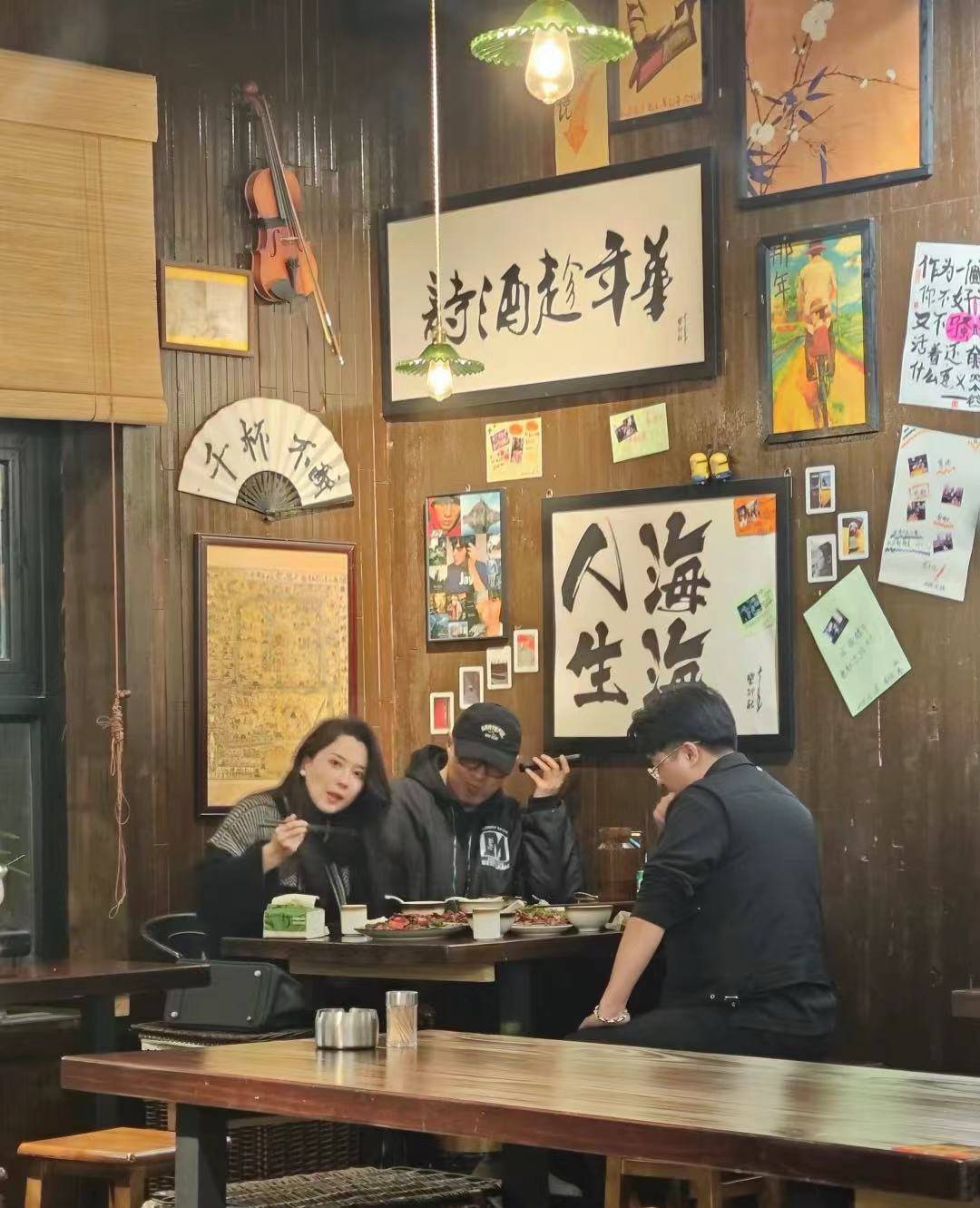 森林北疑现身汪峰天津演唱会，坐在V1区，没跟男友嗨却在刷手机