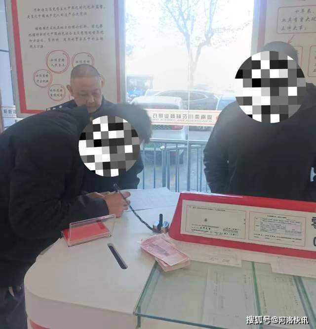 的两案劳务费共计一万余元一次性转账支付给两名申请人，案件执行完毕。司法为民不止步，执行攻坚不停歇。栾