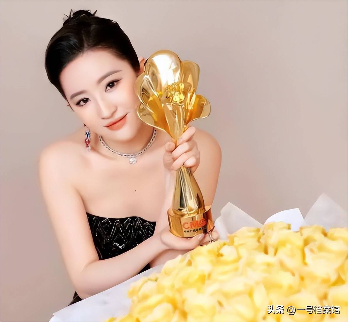 一场香港大火,让大家看清了38岁刘亦菲的“真面目” 赵立坚说对了