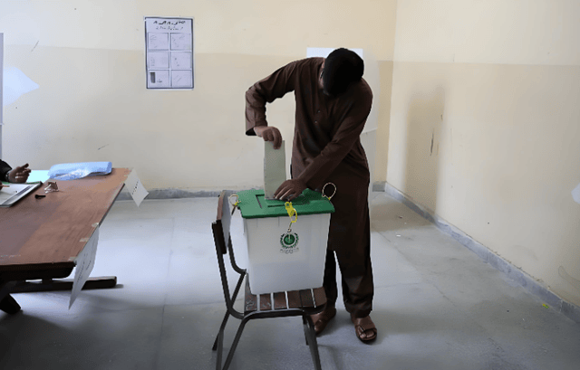 “巴铁”撕裂时刻：伊姆兰·汗生死未卜，什么才是核心病灶？