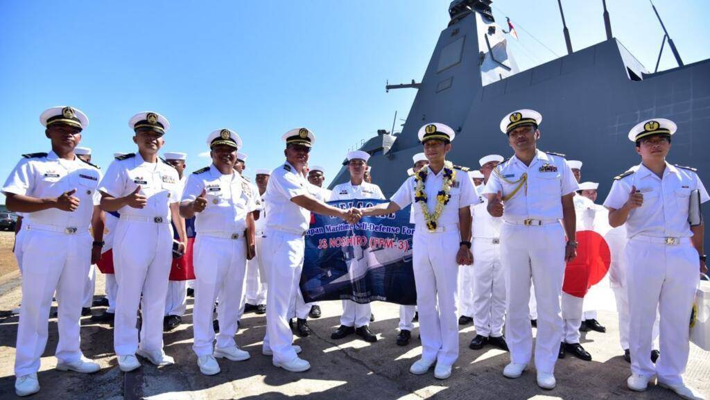 刚在台海挑事,又在南海点火,自卫队与菲军碰头,维护自由航行