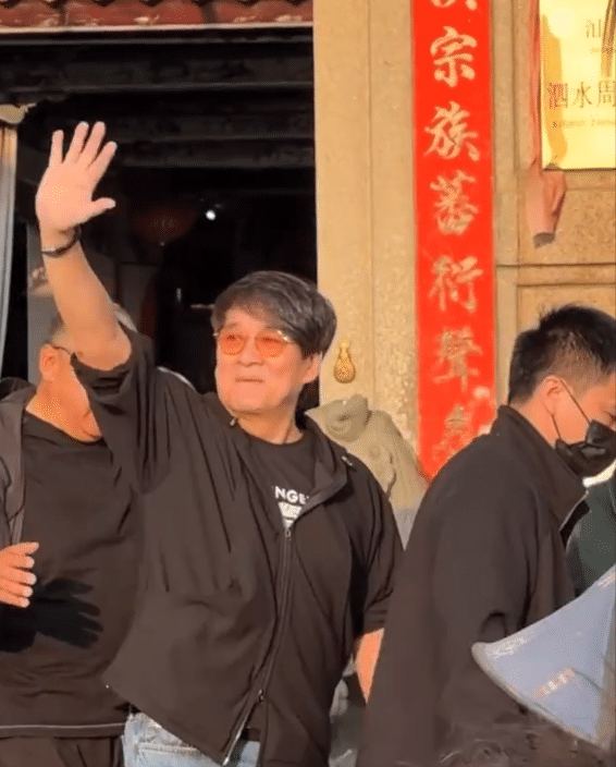 周华健带国外老婆回潮汕！一家3口同框祭祖，65岁妻子满头银发，与当地老乡互动好欢乐！