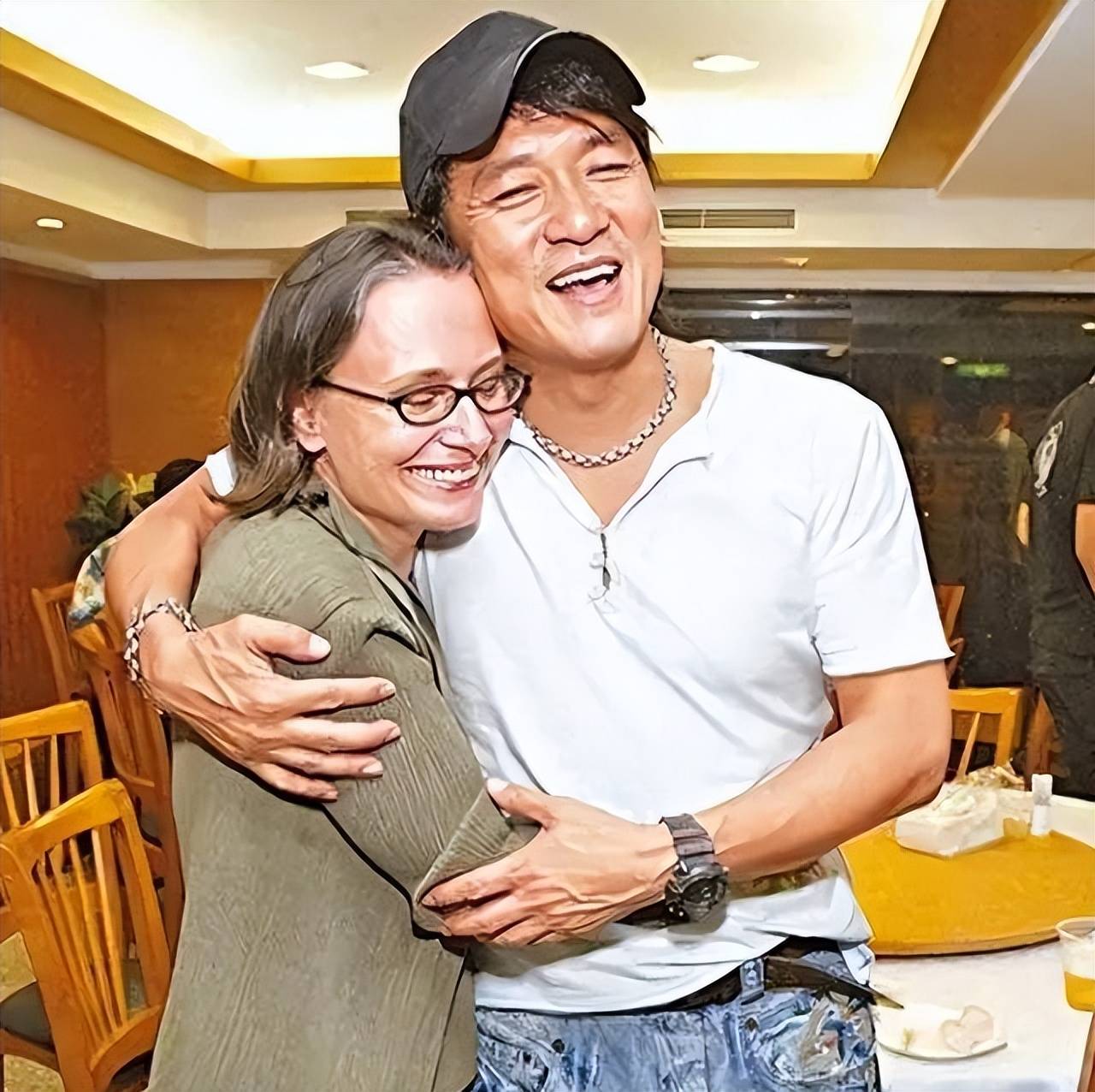 周华健带国外老婆回潮汕！一家3口同框祭祖，65岁妻子满头银发，与当地老乡互动好欢乐！