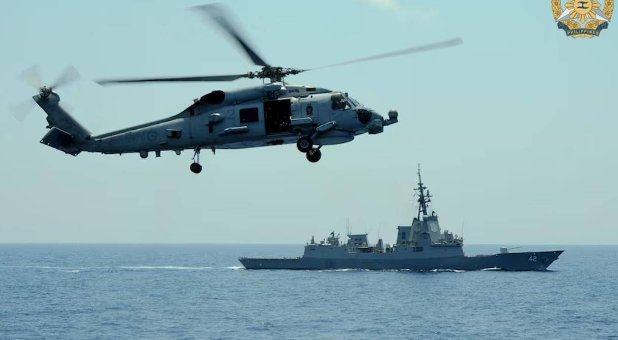 刚在台海挑事,又在南海点火,自卫队与菲军碰头,维护自由航行