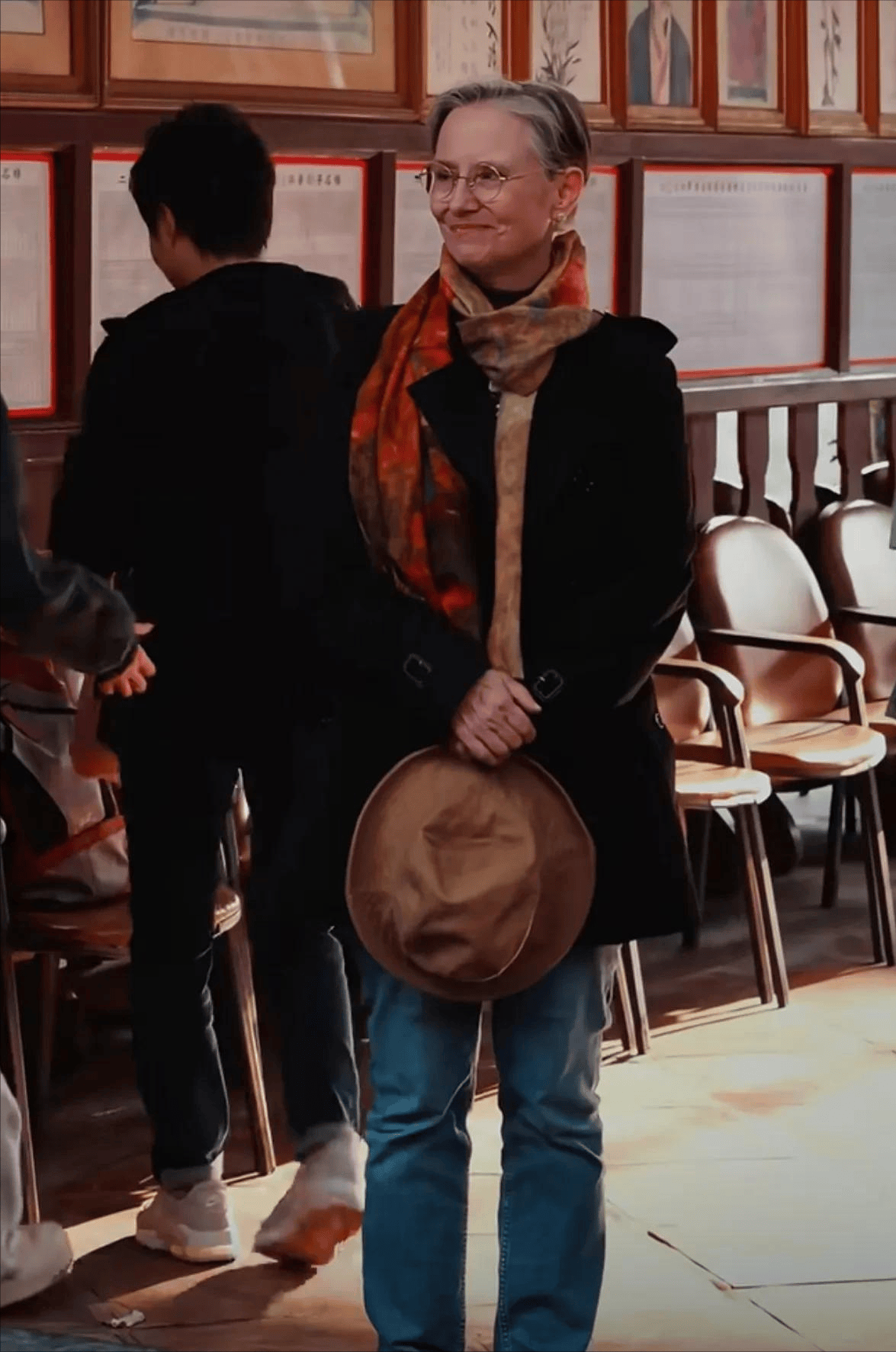 周华健带国外老婆回潮汕！一家3口同框祭祖，65岁妻子满头银发，与当地老乡互动好欢乐！