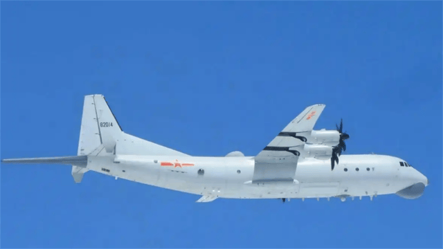 东海之上,“不速之客”挂弹来袭!中国战机逼近百米对峙20分钟