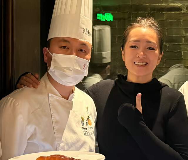 巩俐随马克龙吃烤鸭!揽大师傅无明星架子,多次跟随访华地位明显