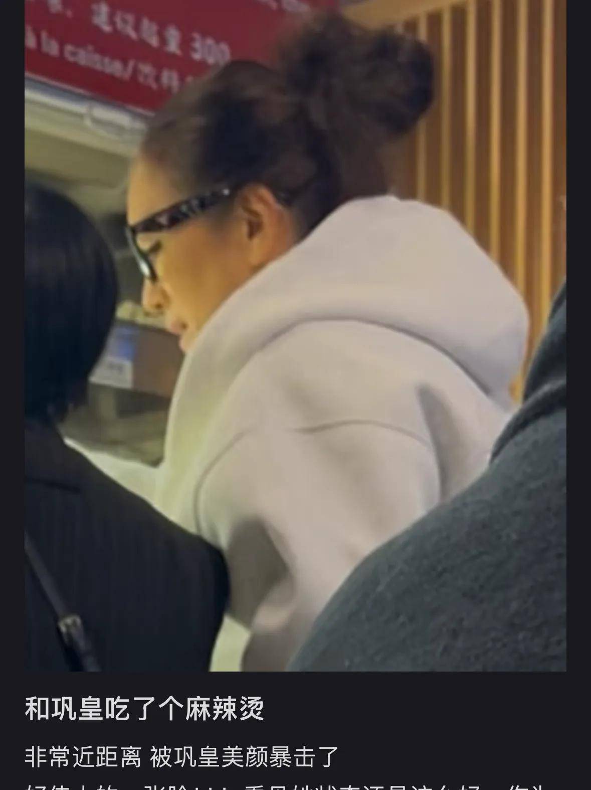 巩俐陪马克龙夫妇吃烤鸭!穿黑衣扎丸子头气场强,没戴华丽首饰很低调,曾多次跟随马克龙访华