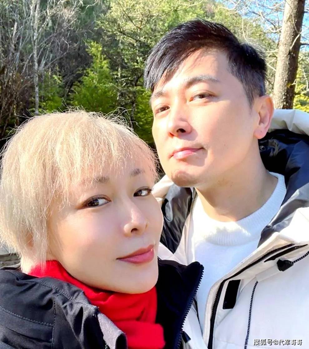 不再隐忍!曾与小7岁保剑锋相恋的黄慧颐,如今57岁公开分手内幕