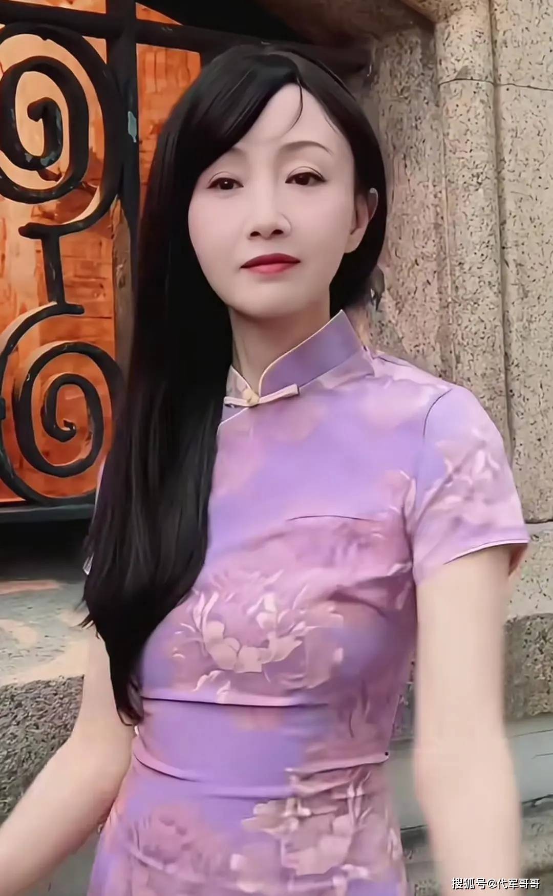 不再隐忍!曾与小7岁保剑锋相恋的黄慧颐,如今57岁公开分手内幕