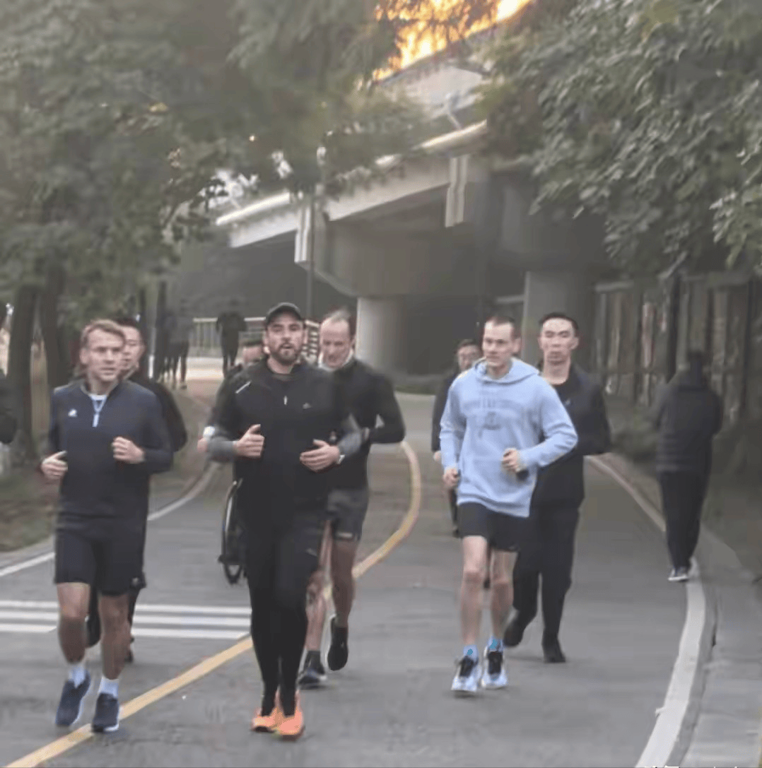 巩俐陪马克龙夫妇吃烤鸭!穿黑衣扎丸子头气场强,没戴华丽首饰很低调,曾多次跟随马克龙访华