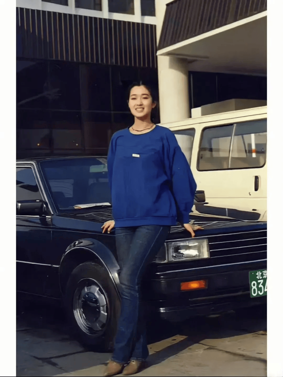 巩俐陪马克龙夫妇吃烤鸭!穿黑衣扎丸子头气场强,没戴华丽首饰很低调,曾多次跟随马克龙访华