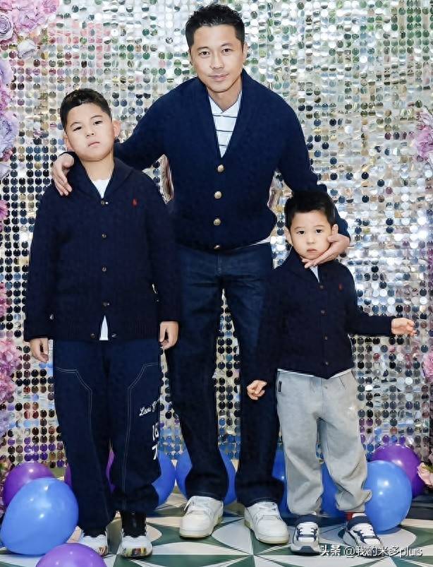 王雷小儿子4岁生日,李小萌露肩装女人味十足,弟弟比哥哥颜值高