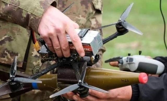 美军放弃高端路线，砸钱狂造30万架自杀无人机，目标直指东大