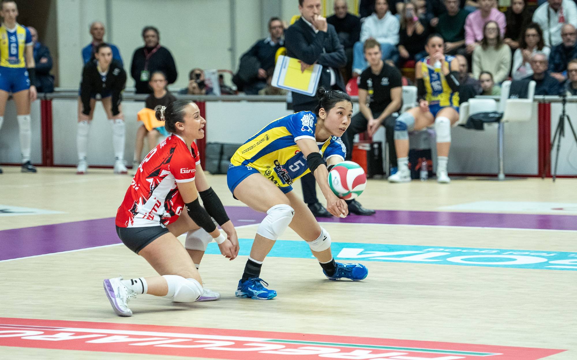 女排意超-朱婷揽常规赛半程冠军 庄宇珊首秀4局轰20分