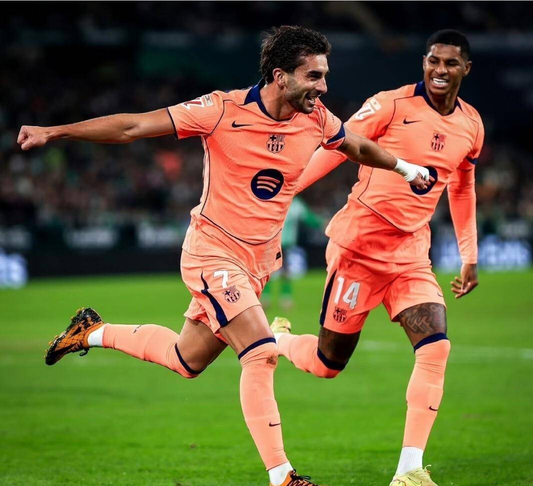 西甲最新积分榜：巴萨狂轰5球6连胜领跑马竞补时遭绝杀西班牙足球甲级联赛落后9分皇马压力有点大