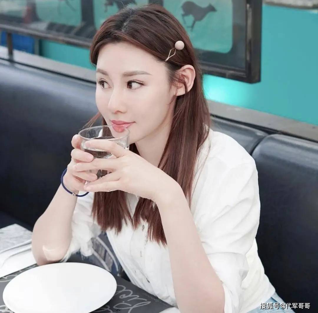 她被称为“翻版张柏芝”,5年前被男友划伤面部,如今改名直播带货还房贷