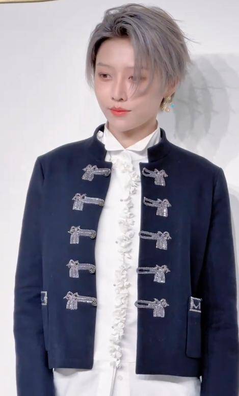 章子怡没想到，迪奥这次妖艳四射的自己，竟败给全裹出镜的郑钦文