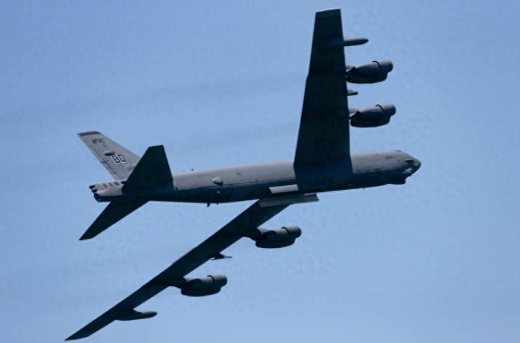 高市早苗叫来美军撑腰,美国只派两架飞机,在日本海上空飞了一圈