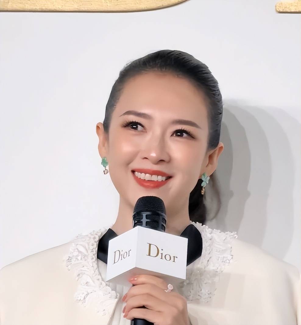 章子怡没想到，迪奥这次妖艳四射的自己，竟败给全裹出镜的郑钦文