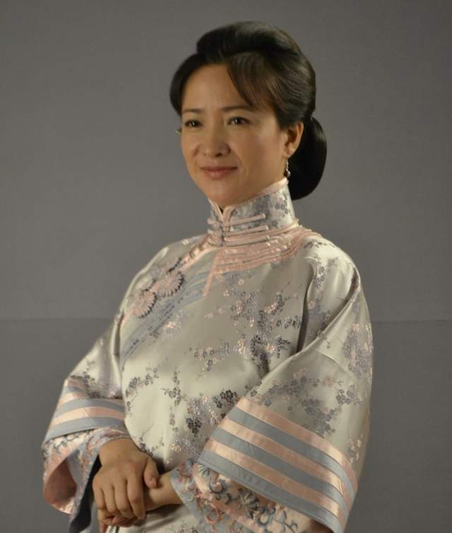 曝61岁演员何晴去世细节!因脑瘤退圈,演遍四大名著,人美感情弱