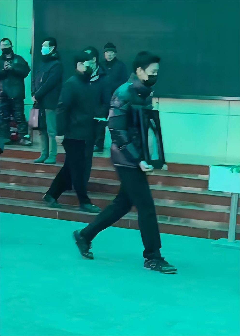 何晴葬礼举行!儿子手捧骨灰,遗像曝光惹泪目,廖京生现身送别