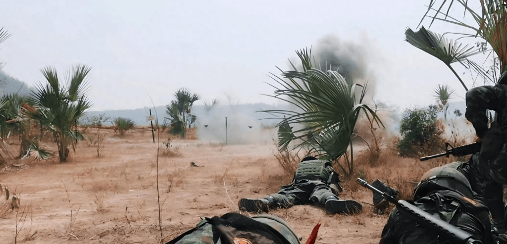 泰柬和平已无望？泰军疯狂甩炸弹，中美武器投入战场，特朗普开始追责！