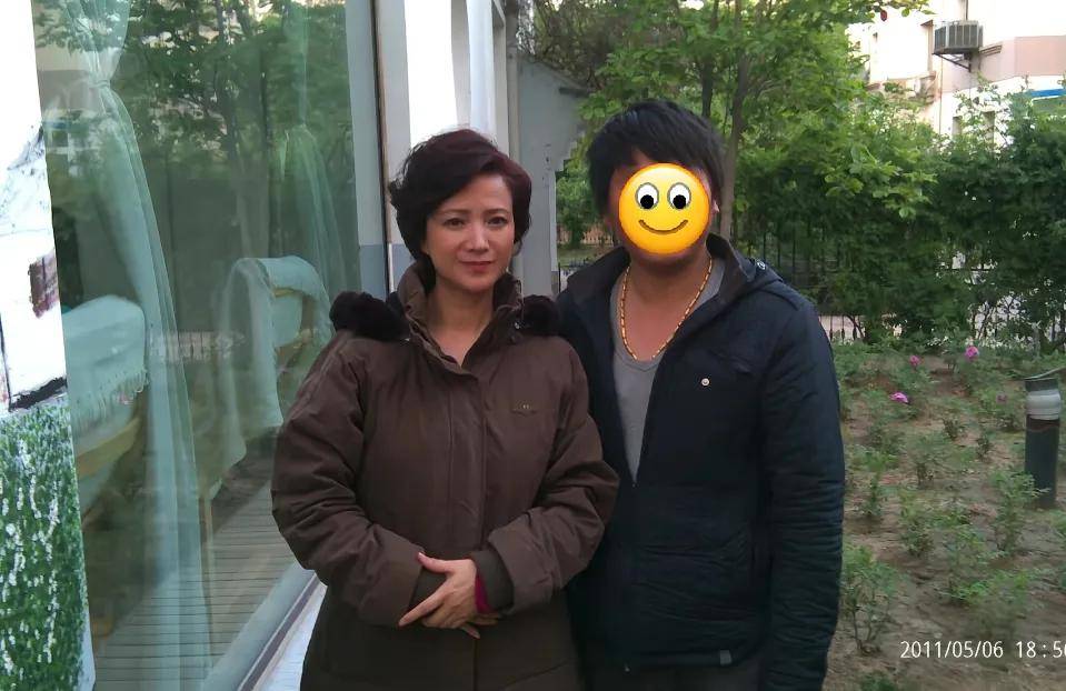 何晴告别式现场曝光!前夫许亚军疑似现身,跟儿子站一起神情哀伤