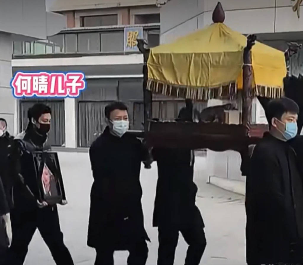 何晴葬礼“黑衣男”是谁?许亚军穿一身白衣,在美国陪幺儿吃中餐