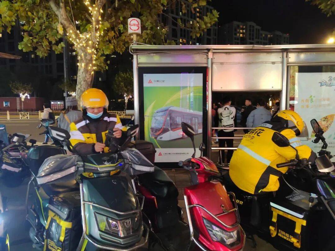 外卖新标准实施两周后，骑手仍在“与时间赛跑”