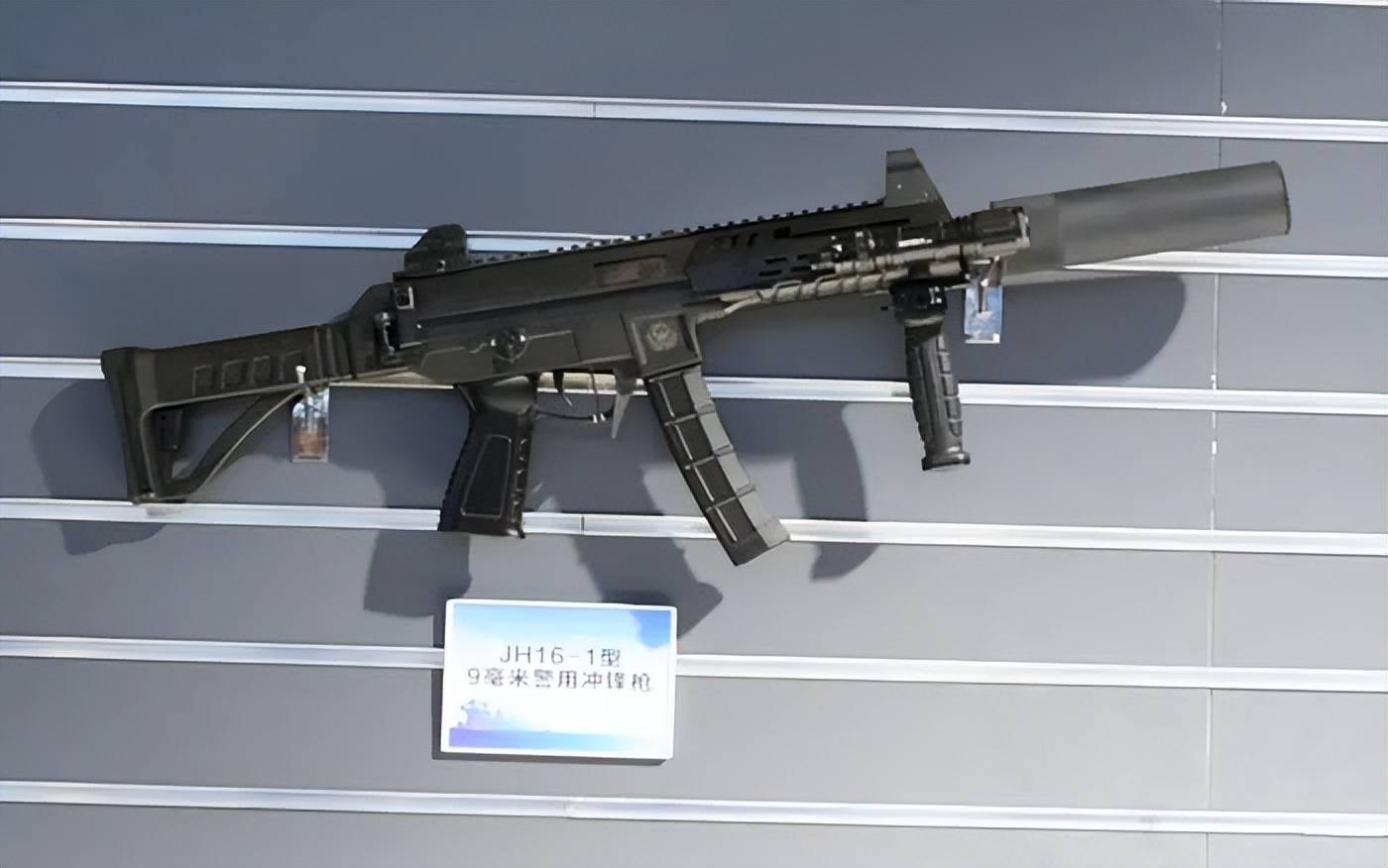 柬埔寨狙击手展示中国10式大狙！还有哪些武器是中国造？