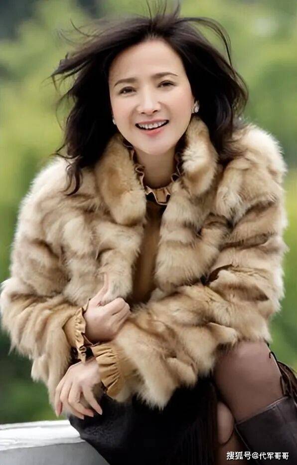 史晓燕曝何晴离婚咎由自取，赞同许亚军缺席葬礼，自己被扒了个底朝天