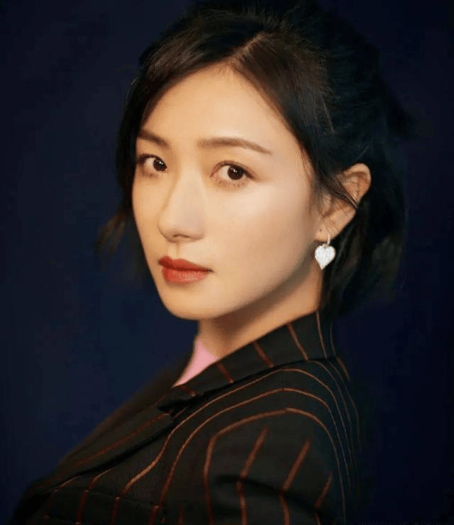 万茜自曝上学时没人追，看清她的校服照后，网友：这谁敢追啊！