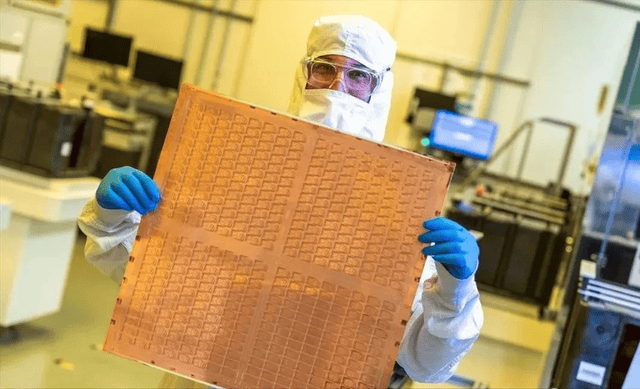 原创             日本芯片要崛起？研发1.4nm光刻机，研发玻璃芯片，放弃硅基？