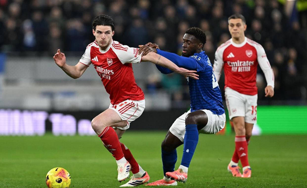 英格兰足球超级联赛英超最新积分榜揭晓：阿森纳力压曼城再登榜首利物浦紧追切尔西争四激烈