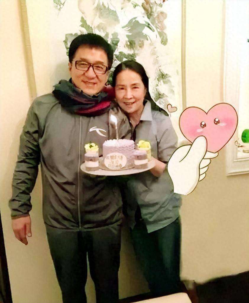 72岁成龙现身医院复查，拄拐杖步履蹒跚，林凤娇憔悴陪伴显忧心