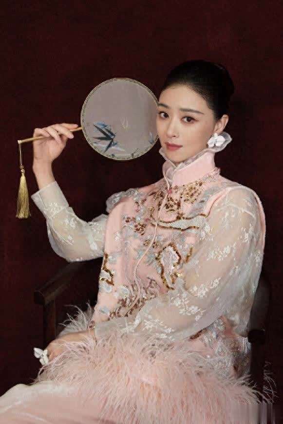 蒋欣晚餐吃萝卜丝瓜豆腐，无油无盐蘸辣椒面，抢经纪人饭超搞笑