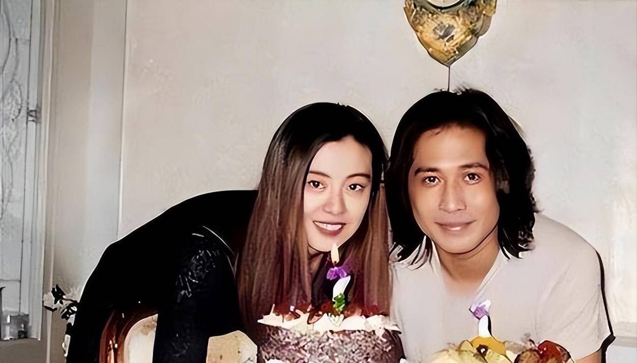 65岁齐秦现状，定居美国，娶小24岁女粉丝为妻，和儿子合照像爷孙