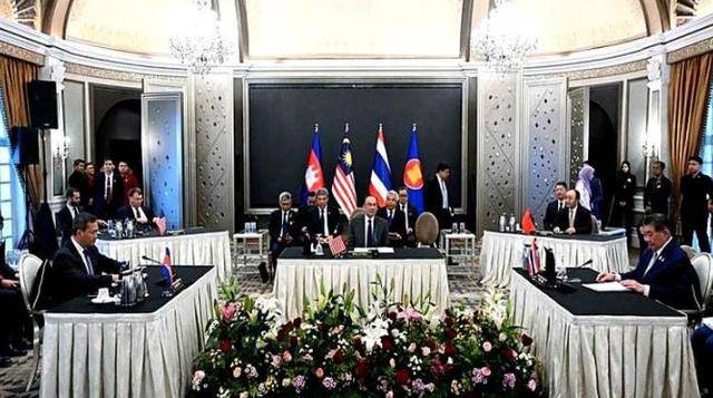 泰柬谈判30分钟崩盘！洪森四张牌打空，中美说话都不好使了？